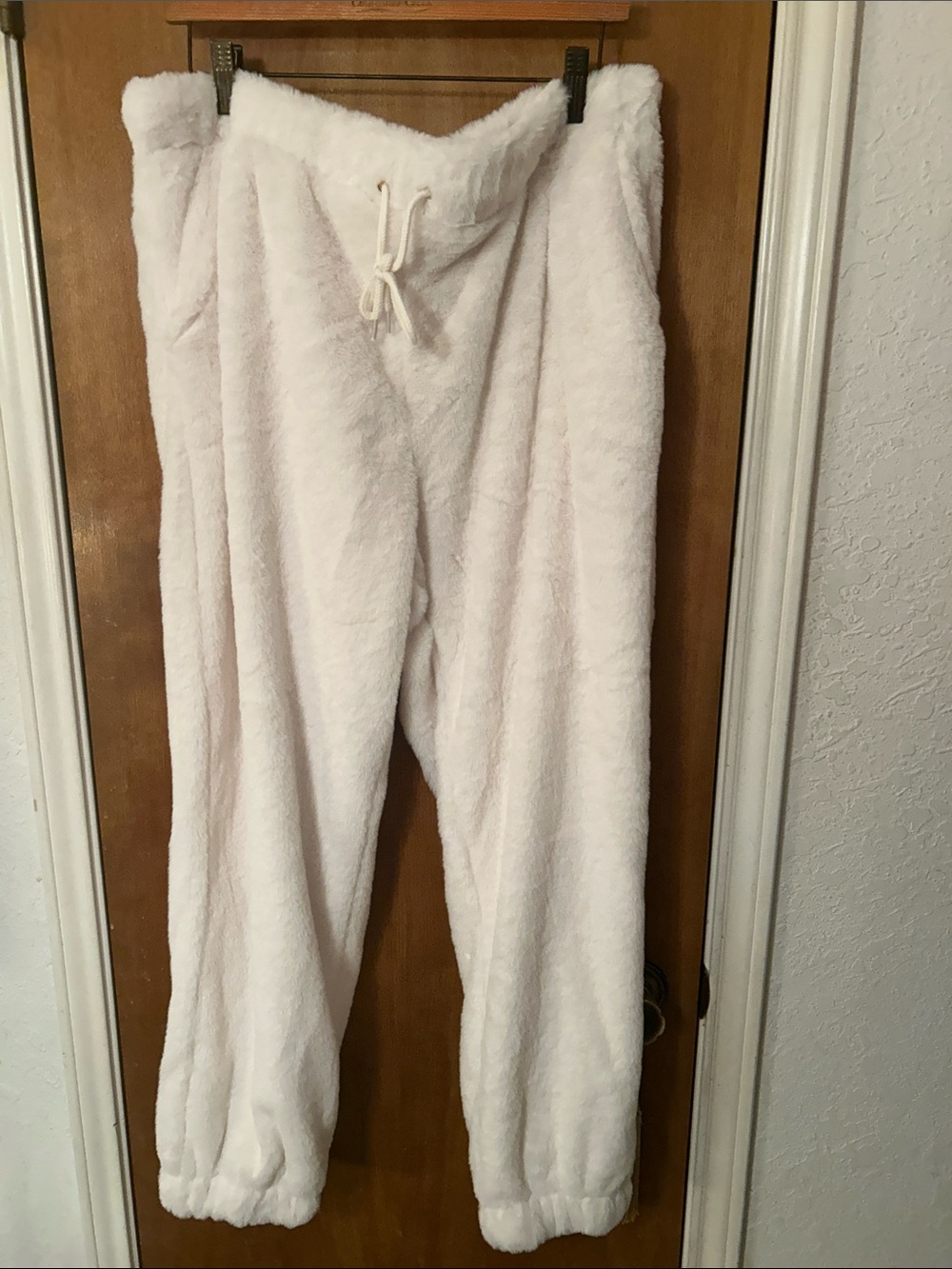 Cozy Plush Women’s Pants - NWOT. XXXL. Cream